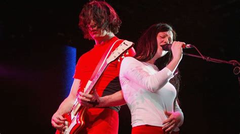  Seven Nation Army ein hypnotischer Gitarrenriff treibt den energiegeladenen Indie-Rock an